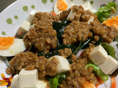 納豆ドレッシングで豆腐とわかめのサラダ